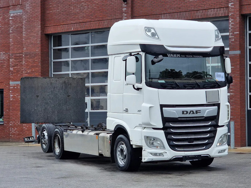 DAF XF 530 SuperSpaceCab 6x2*4 - Chassis 740 cm - Loadlift - Steering axle - Leather - - Камион со кабинска шасија: слика 1 DAF XF 530 SuperSpaceCab 6x2*4 - Chassis 740 cm - Loadlift - Steering axle - Leather - - Камион со кабинска шасија: слика 1