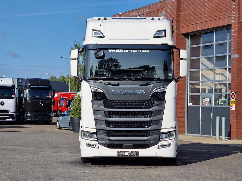 Scania 590S V8 NGS Highline 4x2 - New - Facelift - Full spec - Retarder - Leather - Full air - Камион влекач: слика 2 Scania 590S V8 NGS Highline 4x2 - New - Facelift - Full spec - Retarder - Leather - Full air - Камион влекач: слика 2