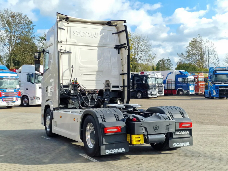 Scania 590S V8 NGS Highline 4x2 - New - Retarder - Leather - Alloy wheels Led - Navi - NEW! - Камион влекач: слика 5 Scania 590S V8 NGS Highline 4x2 - New - Retarder - Leather - Alloy wheels Led - Navi - NEW! - Камион влекач: слика 5