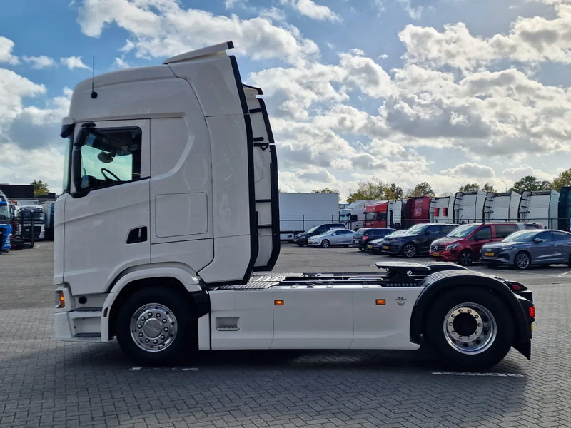 Scania 590S V8 NGS Highline 4x2 - New - Retarder - Leather - Alloy wheels Led - Navi - NEW! - Камион влекач: слика 4 Scania 590S V8 NGS Highline 4x2 - New - Retarder - Leather - Alloy wheels Led - Navi - NEW! - Камион влекач: слика 4