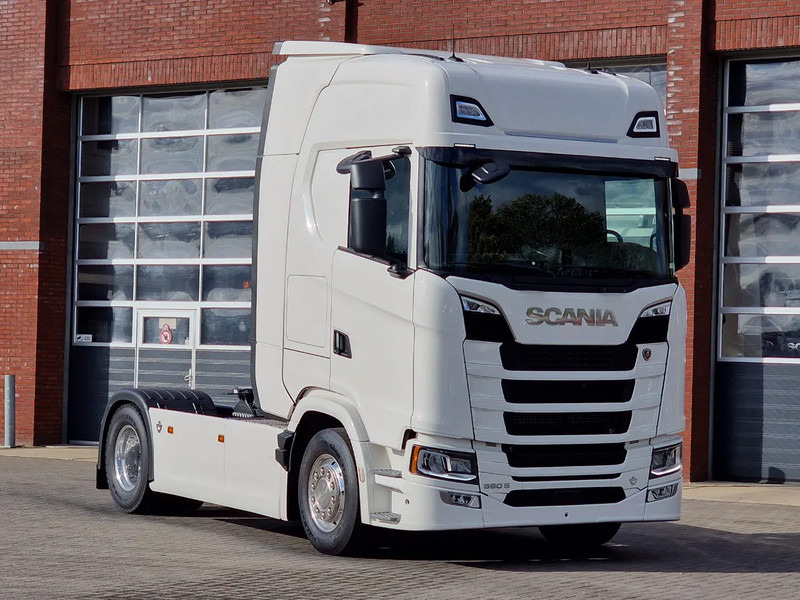 Scania 590S V8 NGS Highline 4x2 - New - Retarder - Leather - Alloy wheels Led - Navi - NEW! - Камион влекач: слика 1 Scania 590S V8 NGS Highline 4x2 - New - Retarder - Leather - Alloy wheels Led - Navi - NEW! - Камион влекач: слика 1