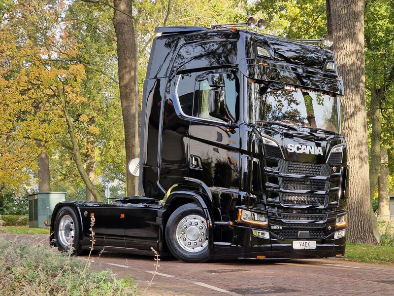 Scania 590S V8 NGS Highline 4x2 - New show truck - Full spec - Retarder - Leather - Full air - BUFFL - Камион влекач: слика 1 Scania 590S V8 NGS Highline 4x2 - New show truck - Full spec - Retarder - Leather - Full air - BUFFL - Камион влекач: слика 1