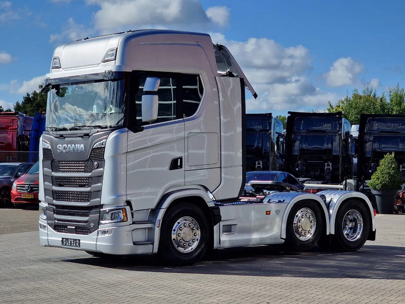 Scania 660S V8 NGS Highline 6x2/4 - New - Full spec - Retarder - Night clima - Led - Leather - Navi - Камион влекач: слика 3 Scania 660S V8 NGS Highline 6x2/4 - New - Full spec - Retarder - Night clima - Led - Leather - Navi - Камион влекач: слика 3