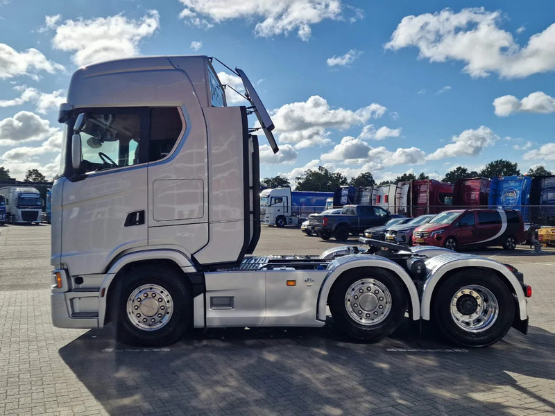 Scania 660S V8 NGS Highline 6x2/4 - New - Full spec - Retarder - Night clima - Led - Leather - Navi - Камион влекач: слика 4 Scania 660S V8 NGS Highline 6x2/4 - New - Full spec - Retarder - Night clima - Led - Leather - Navi - Камион влекач: слика 4