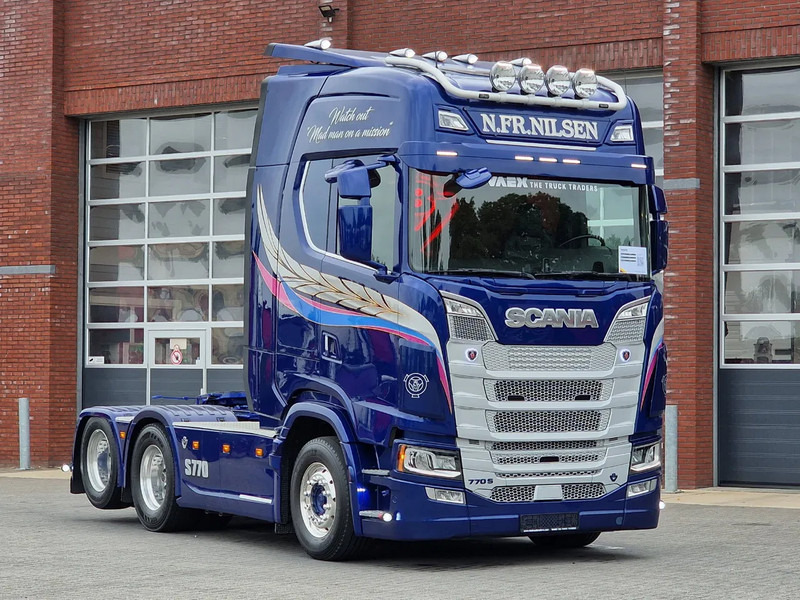 Scania 770S V8 NGS Highline 6x2 - Show truck - Special paint - Custom interior - Retarder - Full air - Night clima - Камион влекач: слика 1 Scania 770S V8 NGS Highline 6x2 - Show truck - Special paint - Custom interior - Retarder - Full air - Night clima - Камион влекач: слика 1