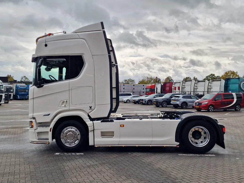 Scania R560 Highline 4x2 - Like new - Full spec - Facelift - Retarder - Night clima - Full air - Alloy wheels - Камион влекач: слика 4 Scania R560 Highline 4x2 - Like new - Full spec - Facelift - Retarder - Night clima - Full air - Alloy wheels - Камион влекач: слика 4