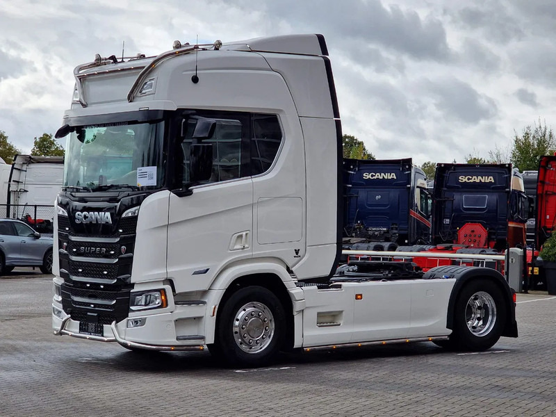 Scania R560 Highline 4x2 - Like new - Full spec - Facelift - Retarder - Night clima - Full air - Alloy wheels - Камион влекач: слика 3 Scania R560 Highline 4x2 - Like new - Full spec - Facelift - Retarder - Night clima - Full air - Alloy wheels - Камион влекач: слика 3