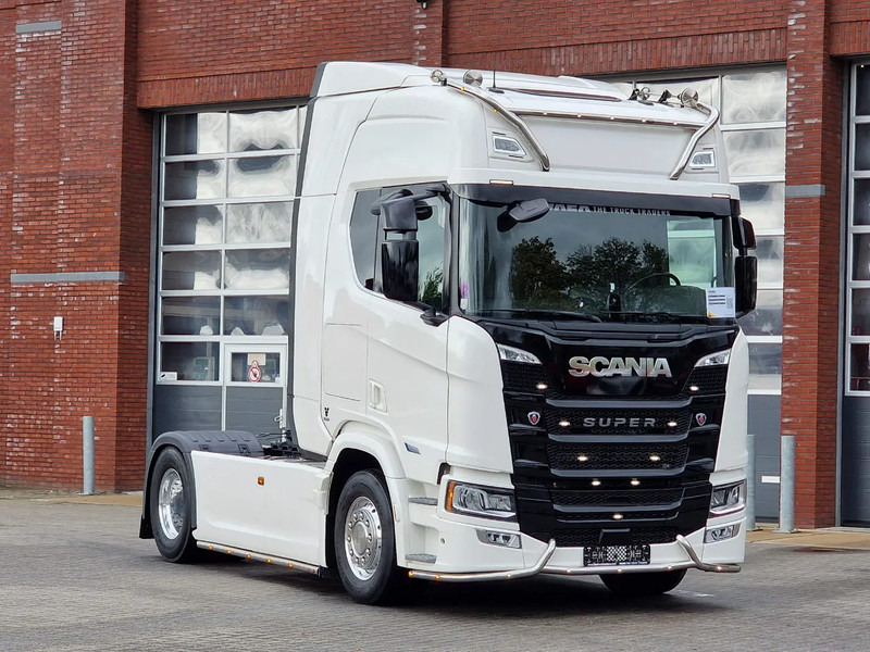 Scania R560 Highline 4x2 - Like new - Full spec - Facelift - Retarder - Night clima - Full air - Alloy wheels - Камион влекач: слика 1 Scania R560 Highline 4x2 - Like new - Full spec - Facelift - Retarder - Night clima - Full air - Alloy wheels - Камион влекач: слика 1