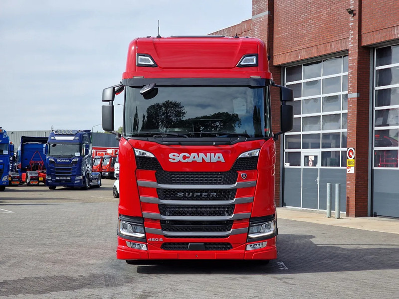 Scania S460 Highline 4x2 - Lowdeck - New - Retarder - Night clima - 2x tank - Led - Full spoiler - Камион влекач: слика 2 Scania S460 Highline 4x2 - Lowdeck - New - Retarder - Night clima - 2x tank - Led - Full spoiler - Камион влекач: слика 2