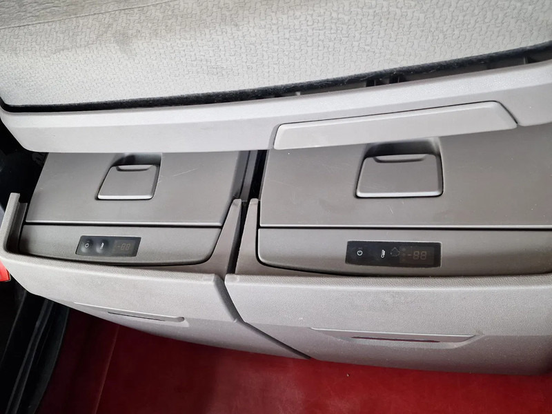 Камион влекач Scania S500 NGS Highline 4x2 - Retarder - Night clima - Full air - Custom interior - Full spoiler - 2 tank: слика 15 Камион влекач Scania S500 NGS Highline 4x2 - Retarder - Night clima - Full air - Custom interior - Full spoiler - 2 tank: слика 15