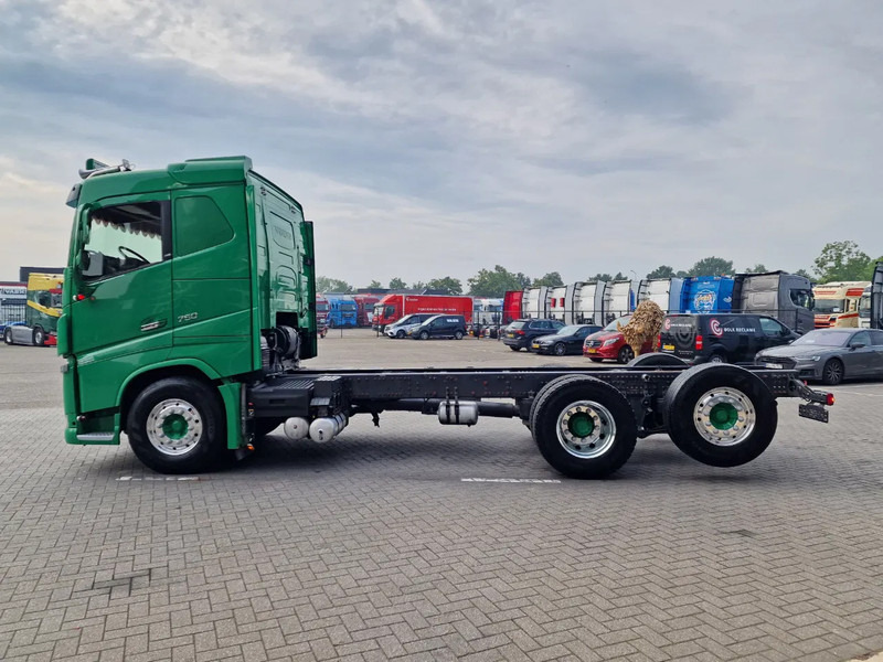 Volvo FH 16.750 Lowroof 6x2*4 - Chassis - 4.30 WB - Steering axle - Retarder - Custom interior - Камион со кабинска шасија: слика 4 Volvo FH 16.750 Lowroof 6x2*4 - Chassis - 4.30 WB - Steering axle - Retarder - Custom interior - Камион со кабинска шасија: слика 4