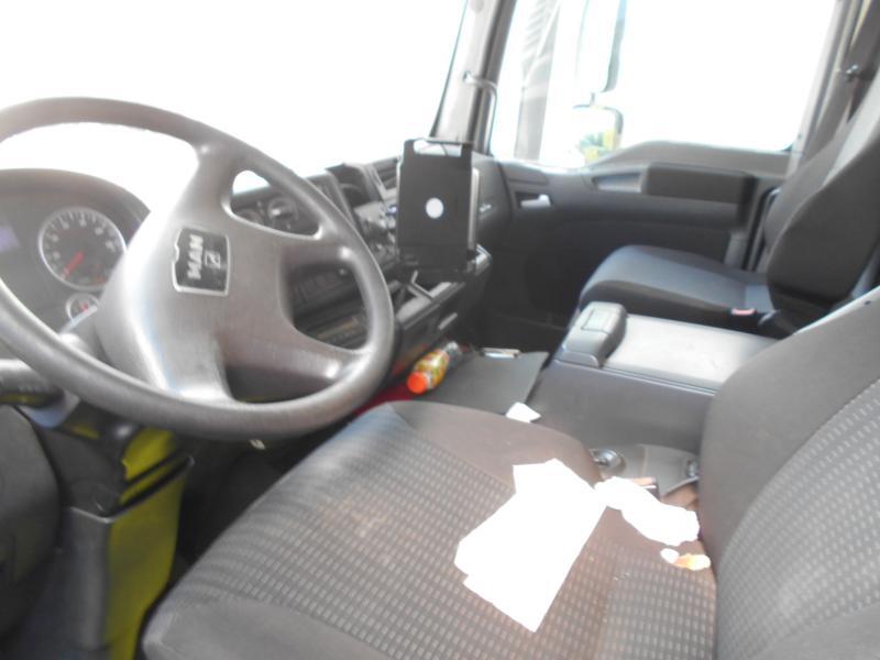 Interior photo 2: Камион со церада MAN TGL 12.220