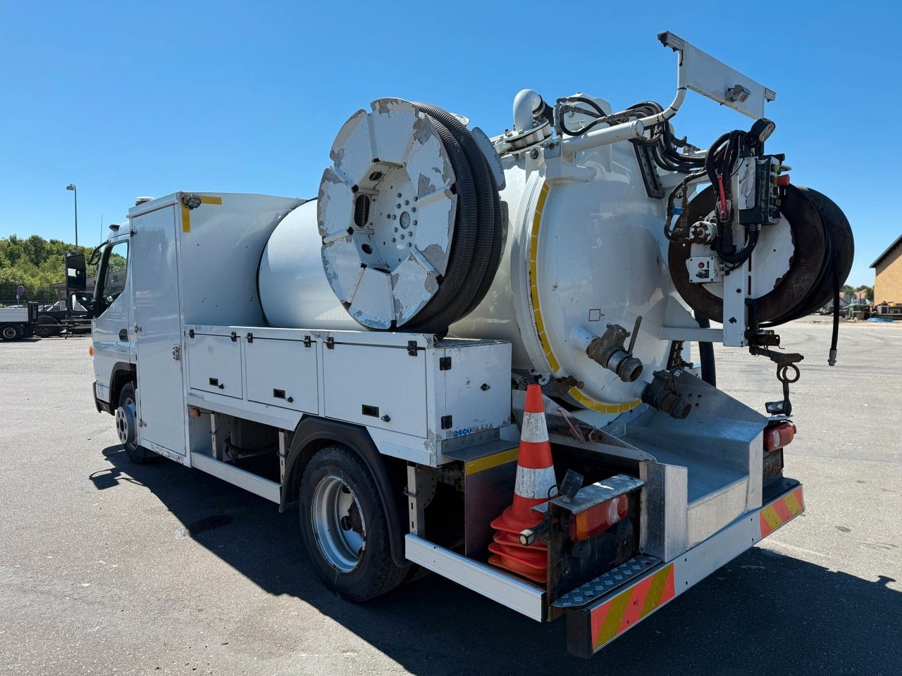 FUSO Canter 9C18 Duonic Rioned 3500 l. Kombi Euro 6 - Вакуумски камион: слика 4 FUSO Canter 9C18 Duonic Rioned 3500 l. Kombi Euro 6 - Вакуумски камион: слика 4