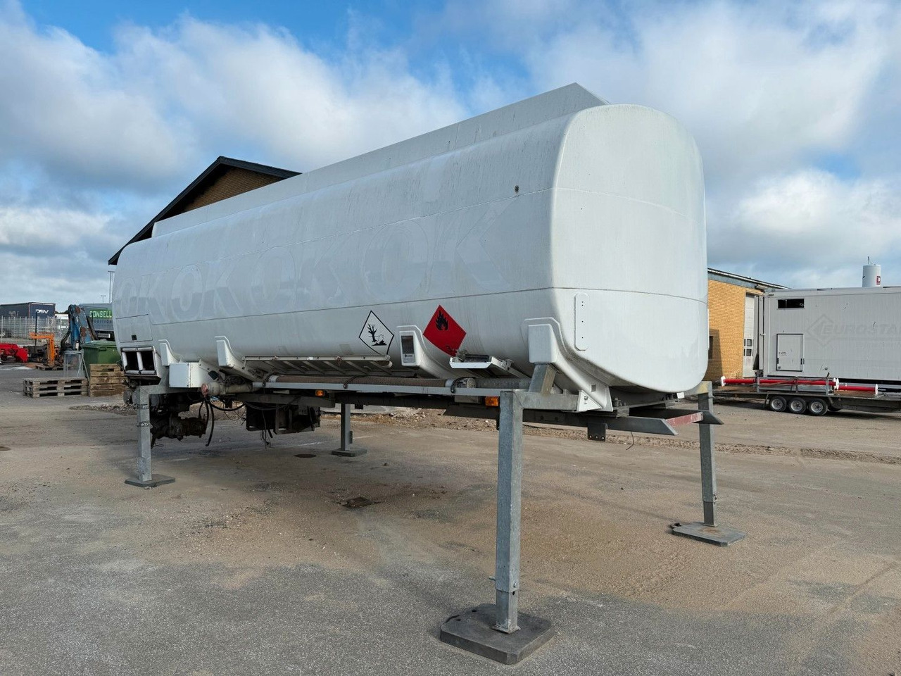 HMK Bilcon 23.800 L ADR Tank - Камион цистерна: слика 2 HMK Bilcon 23.800 L ADR Tank - Камион цистерна: слика 2