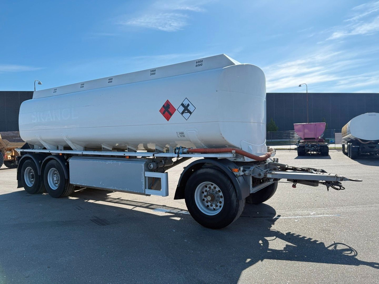 HMK Bilcon 27.000 l. ADR 5 compartment - Приколка цистерна: слика 2 HMK Bilcon 27.000 l. ADR 5 compartment - Приколка цистерна: слика 2
