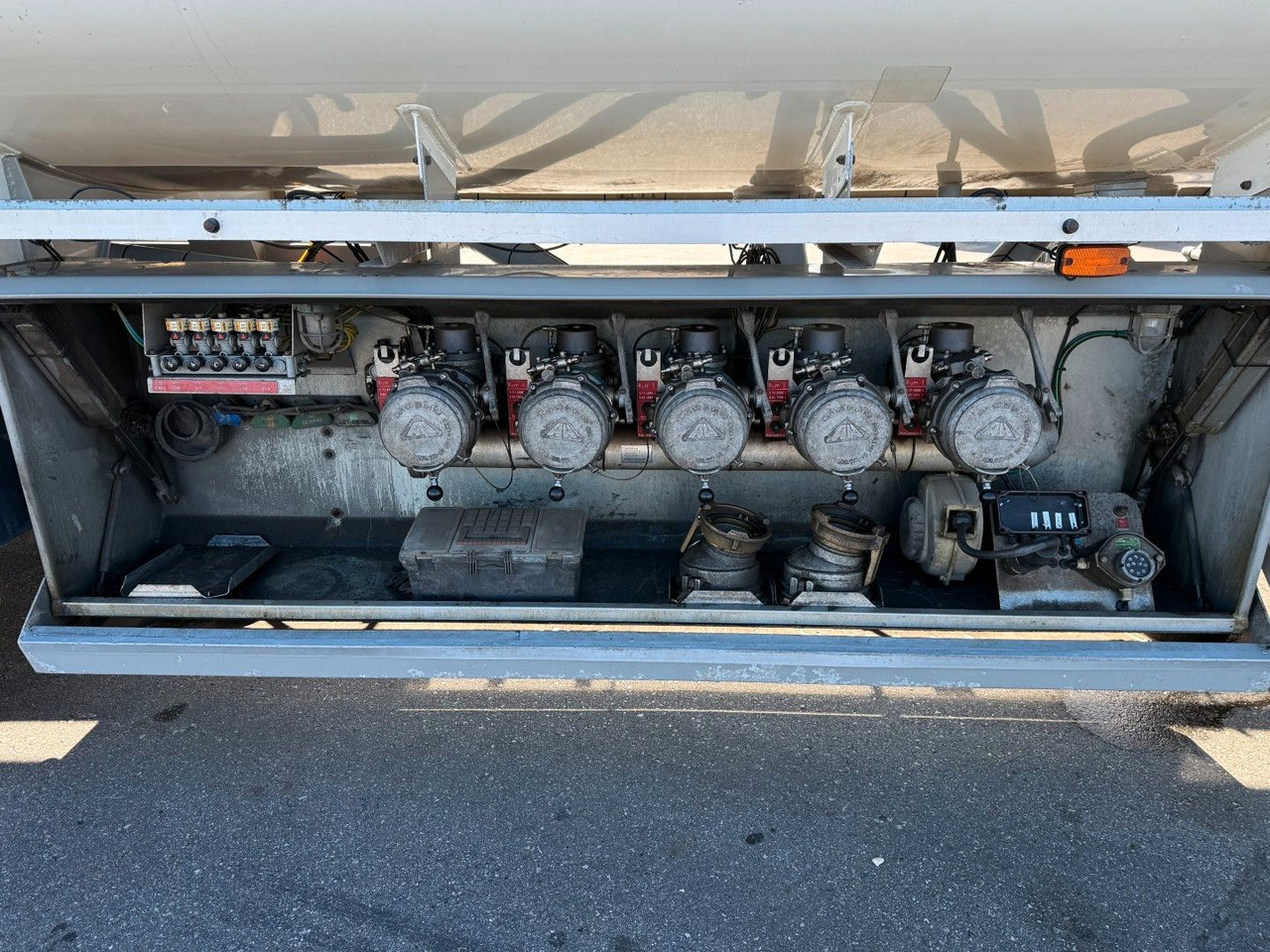 HMK Bilcon 27.000 l. ADR 5 compartment - Приколка цистерна: слика 5 HMK Bilcon 27.000 l. ADR 5 compartment - Приколка цистерна: слика 5