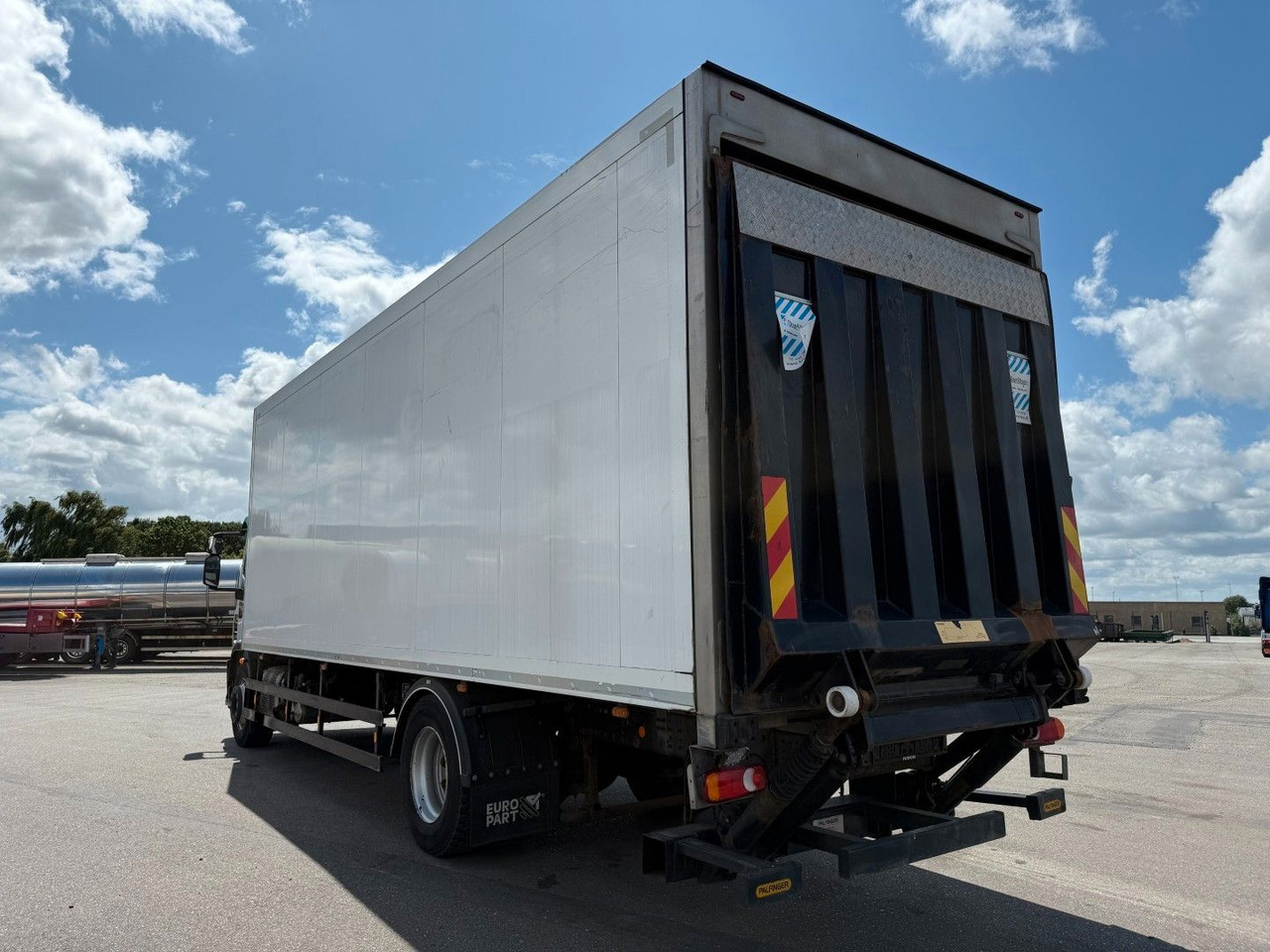 Iveco 180E32 Schmitz / Thermo King T-1200R Spectrum Iveco 180E32 Schmitz / Thermo King T-1200R Spectrum - Камион ладилник: слика 4 Iveco 180E32 Schmitz / Thermo King T-1200R Spectrum Iveco 180E32 Schmitz / Thermo King T-1200R Spectrum - Камион ладилник: слика 4