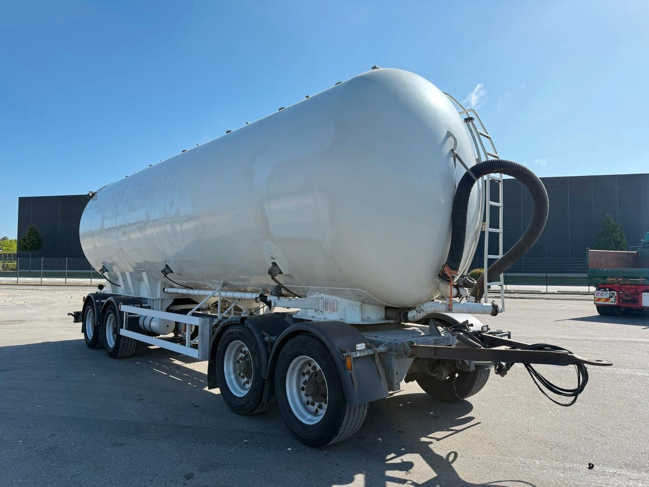 P4T30 4 axle 42 m3 Alu Silo tank - Приколка цистерна: слика 2 P4T30 4 axle 42 m3 Alu Silo tank - Приколка цистерна: слика 2