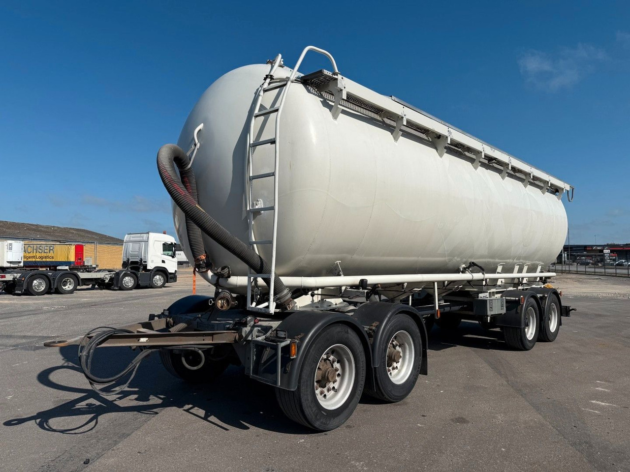P4T30 4 axle 42 m3 Alu Silo tank - Приколка цистерна: слика 1 P4T30 4 axle 42 m3 Alu Silo tank - Приколка цистерна: слика 1