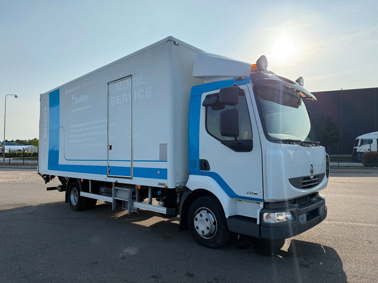 Renault Midlum 220 DXI 4x2 6.0 Box / Koffer - Камион сандучар: слика 2 Renault Midlum 220 DXI 4x2 6.0 Box / Koffer - Камион сандучар: слика 2