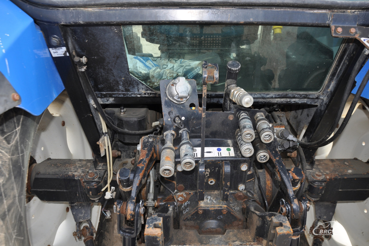 Трактор New Holland T5060: слика 8