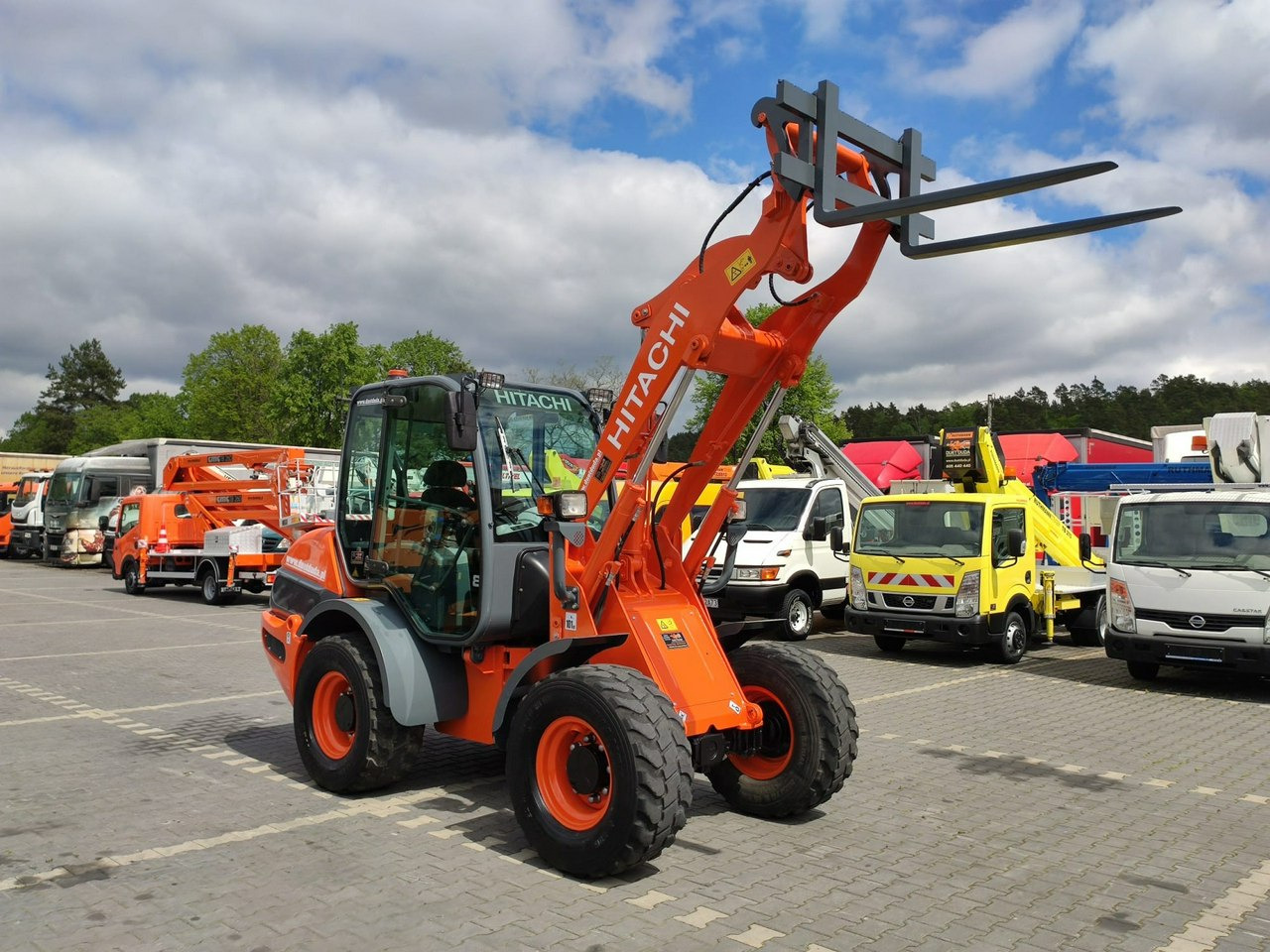 Hitachi ZW75 Wheel Loader Szybko-Złącze Widły Stan Bardzo Dobry - Натоварувач на тркала: слика 2 Hitachi ZW75 Wheel Loader Szybko-Złącze Widły Stan Bardzo Dobry - Натоварувач на тркала: слика 2