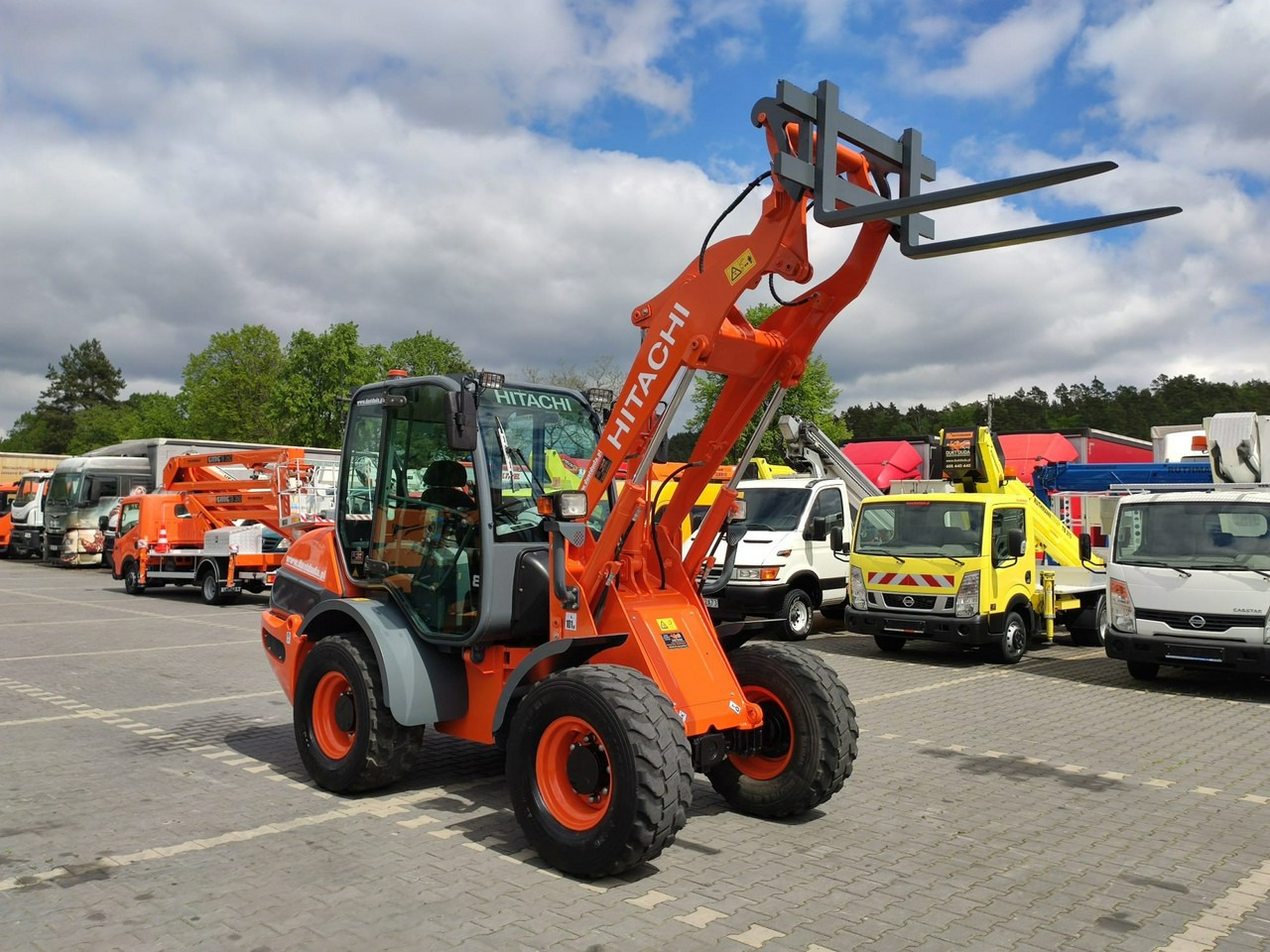 Hitachi ZW75 Wheel Loader Szybko-Złącze Widły Stan Bardzo Dobry - Натоварувач на тркала: слика 2 Hitachi ZW75 Wheel Loader Szybko-Złącze Widły Stan Bardzo Dobry - Натоварувач на тркала: слика 2