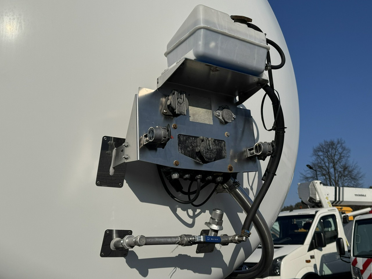 Lag Spożywcza Magyar Izolowana Webasto Pompa Elektryczna do Zrzutu - Полуприколка цистерна: слика 5 Lag Spożywcza Magyar Izolowana Webasto Pompa Elektryczna do Zrzutu - Полуприколка цистерна: слика 5