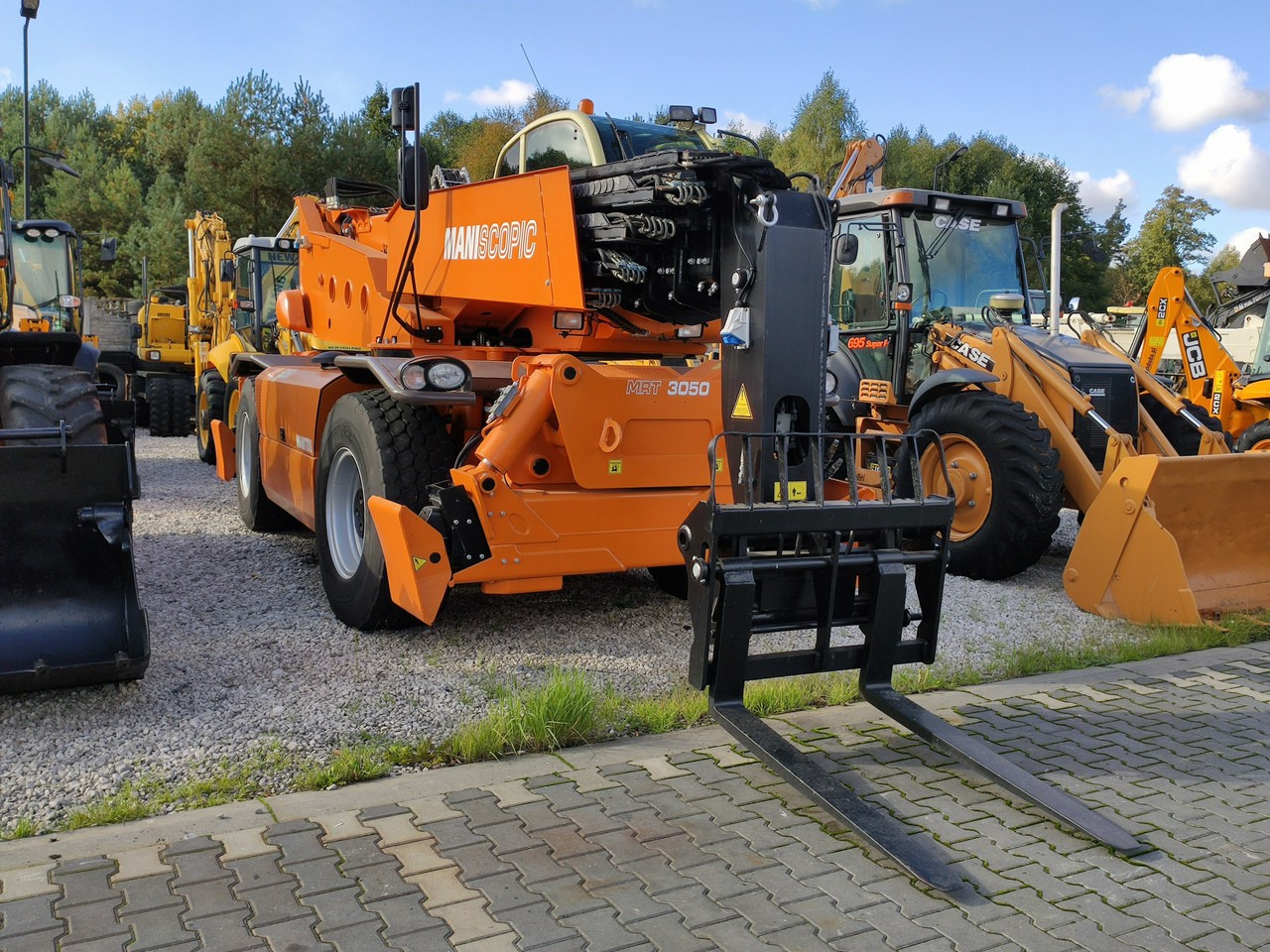 Manitou Wózek Jezdniowy Podnośnikowy Obrotowy - Телескопски ракувач: слика 1 Manitou Wózek Jezdniowy Podnośnikowy Obrotowy - Телескопски ракувач: слика 1