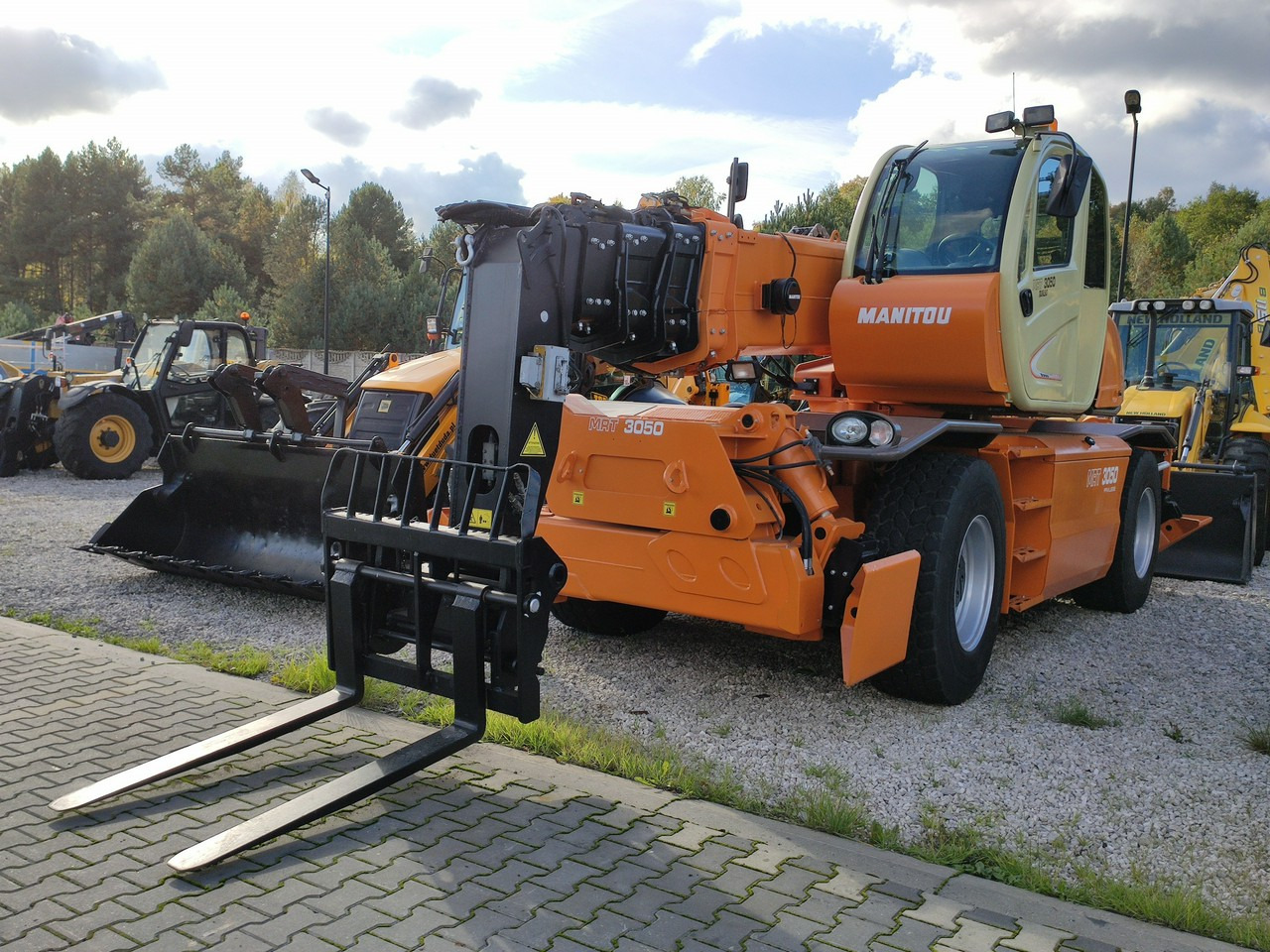 Manitou Wózek Jezdniowy Podnośnikowy Obrotowy - Телескопски ракувач: слика 2 Manitou Wózek Jezdniowy Podnośnikowy Obrotowy - Телескопски ракувач: слика 2