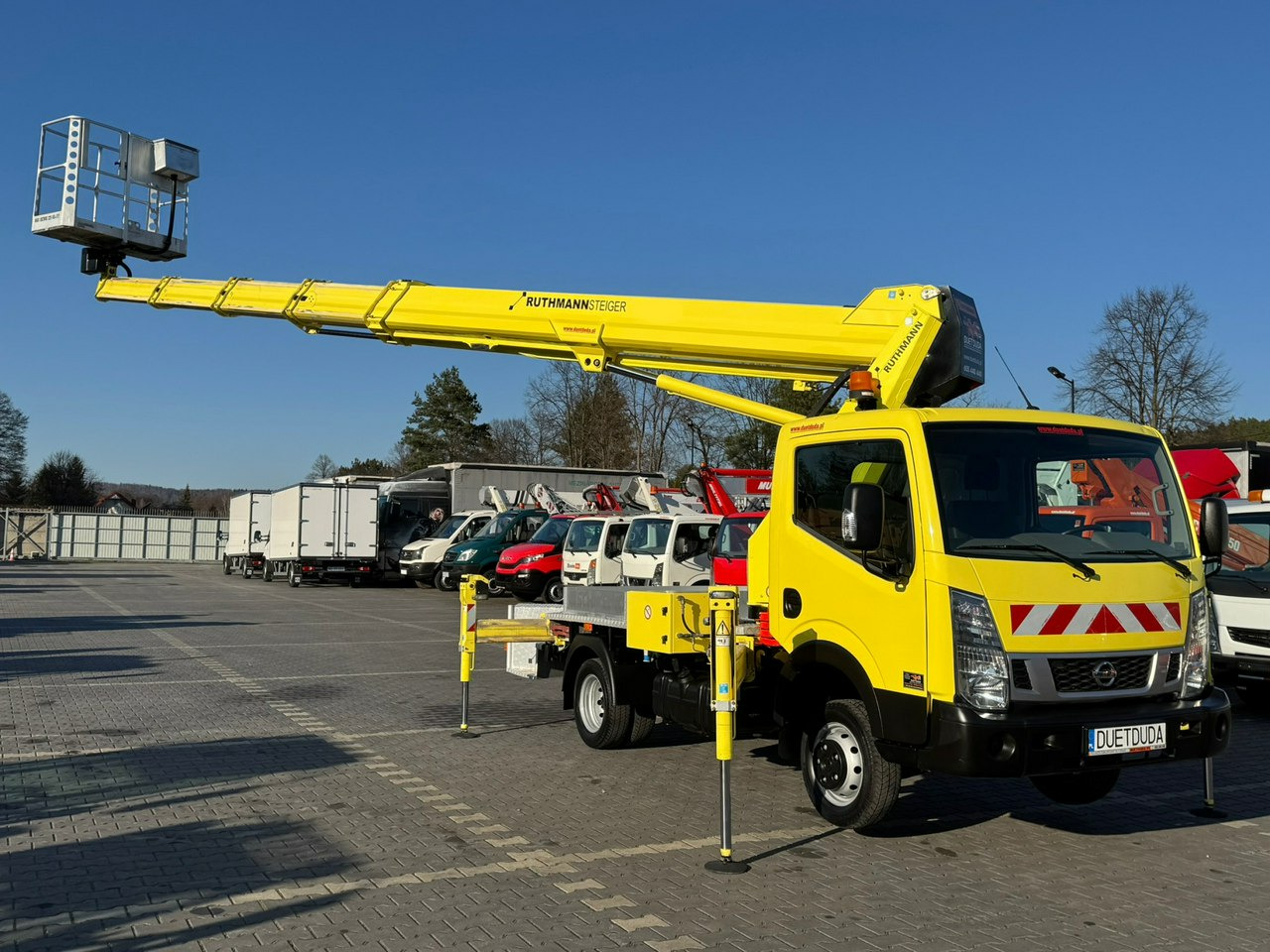 Nissan Cabstar - Камион со подигачка кошница: слика 1 Nissan Cabstar - Камион со подигачка кошница: слика 1