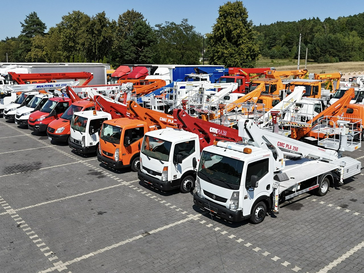 Nissan Zwyżka Podnośnik Koszowy 4X4 CABSTAR MAXITY SPRINTER - Камион со подигачка кошница: слика 1 Nissan Zwyżka Podnośnik Koszowy 4X4 CABSTAR MAXITY SPRINTER - Камион со подигачка кошница: слика 1