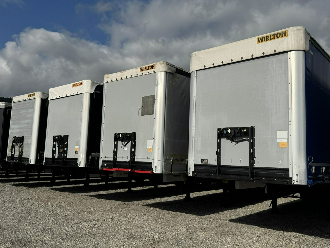 Wielton Standard Osie SAF - Полуприколка со церада: слика 1 Wielton Standard Osie SAF - Полуприколка со церада: слика 1