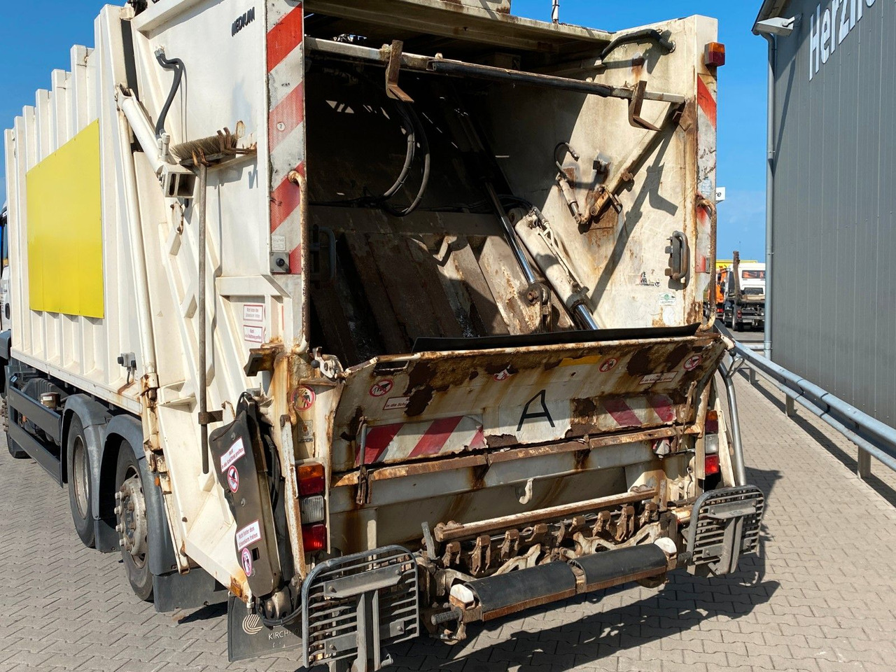 MAN TGS 26.320 6x2-4 | Zöller Medium X2EC24*3x Sitze - Камион за ѓубре: слика 3 MAN TGS 26.320 6x2-4 | Zöller Medium X2EC24*3x Sitze - Камион за ѓубре: слика 3