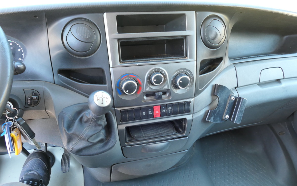 Комбе фургон IVECO Daily 35 S11 C30C AUTOMATIK KAMERA MAXI Regale L: слика 10