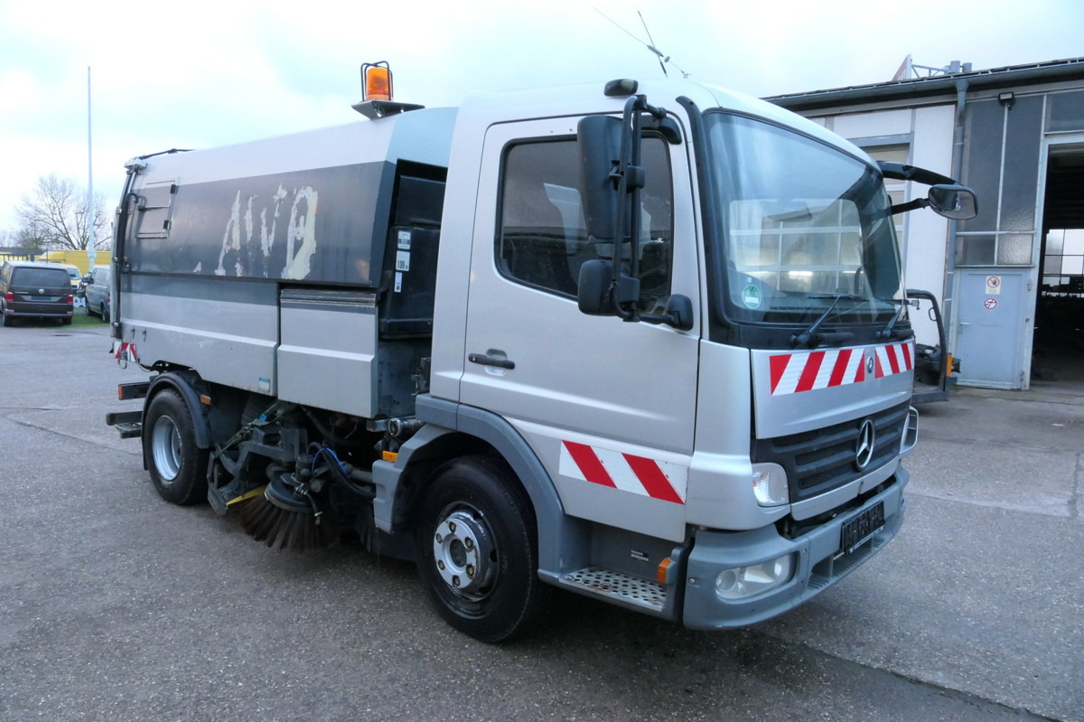 MERCEDES-BENZ Atego 1018 Rechtslenker Schmidt SK 500 R Rückfah - Возило за метење: слика 3 MERCEDES-BENZ Atego 1018 Rechtslenker Schmidt SK 500 R Rückfah - Возило за метење: слика 3