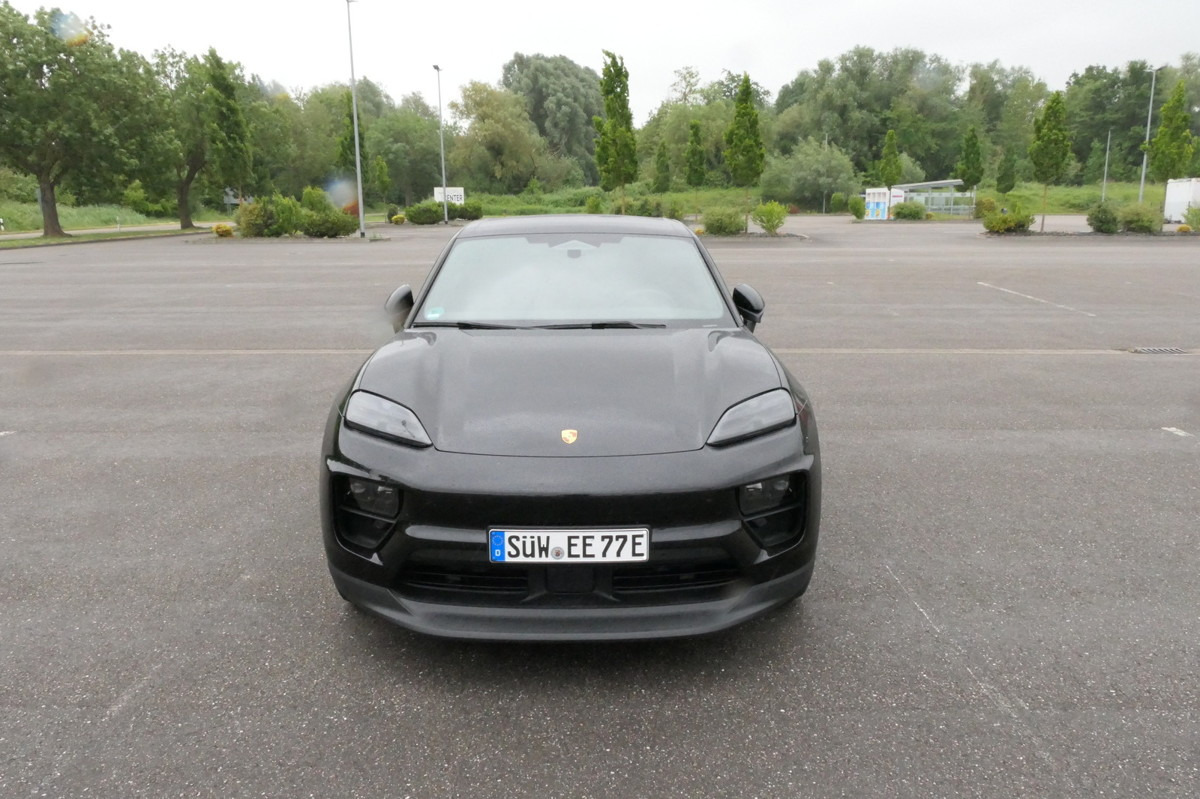 PORSCHE Macan 4 Electric - Bose Soundsystem Kombilimousi - SUV: слика 3 PORSCHE Macan 4 Electric - Bose Soundsystem Kombilimousi - SUV: слика 3