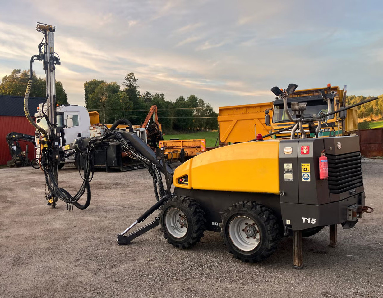 Atlas Copco FlexiROC T15R-01 - Машина за бушење: слика 1 Atlas Copco FlexiROC T15R-01 - Машина за бушење: слика 1