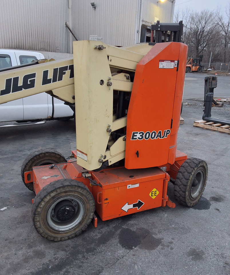 JLG E300AJP - Телескопски натоварувач на тркала: слика 1 JLG E300AJP - Телескопски натоварувач на тркала: слика 1