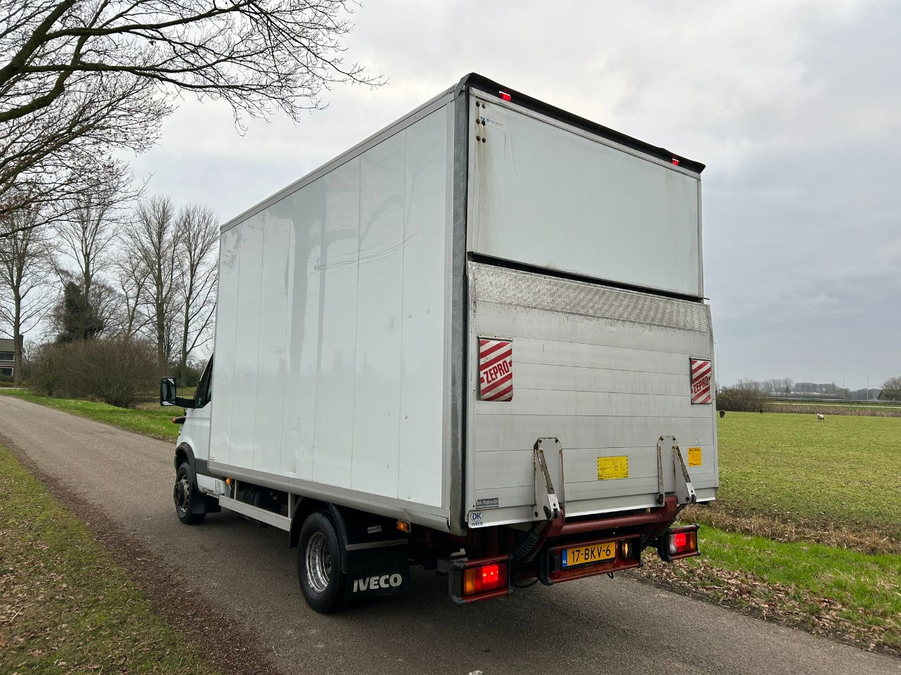 Iveco Daily 65 65 C 15 / laadklep 750 kg / apk 7-2026 / only 82068 km / bak H 237 B 226 L 417 - Камион сандучар: слика 4 Iveco Daily 65 65 C 15 / laadklep 750 kg / apk 7-2026 / only 82068 km / bak H 237 B 226 L 417 - Камион сандучар: слика 4