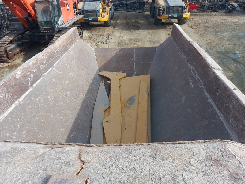 Зглобен истоварувач Komatsu HM400-3R (4 pcs available in Abu Dhabi): слика 8 Зглобен истоварувач Komatsu HM400-3R (4 pcs available in Abu Dhabi): слика 8