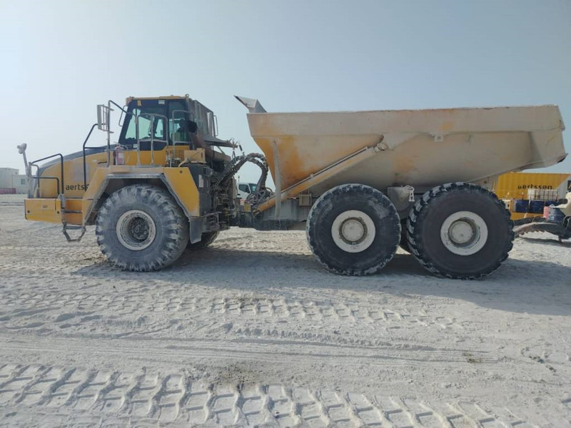 Komatsu HM400-3R (4 pieces available in Abu Dhabi) - Зглобен истоварувач: слика 1 Komatsu HM400-3R (4 pieces available in Abu Dhabi) - Зглобен истоварувач: слика 1