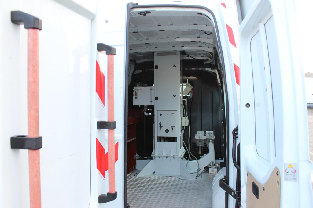 Renault Master Comilev 100TF1 10m Klima nur 167h HU-UVV - Камион со подигачка кошница: слика 4 Renault Master Comilev 100TF1 10m Klima nur 167h HU-UVV - Камион со подигачка кошница: слика 4