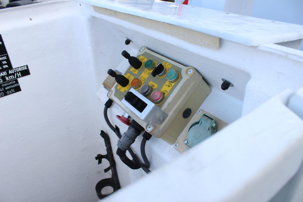 Renault Master Comilev 100TF1 10m Klima nur 167h HU-UVV - Камион со подигачка кошница: слика 3 Renault Master Comilev 100TF1 10m Klima nur 167h HU-UVV - Камион со подигачка кошница: слика 3