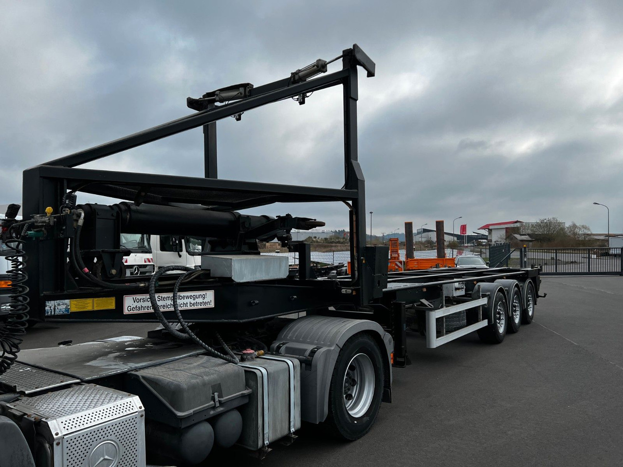 H&W 3- Achs Auflieger für Presscontainer H&W 3- Achs Auflieger für Presscontainer - Транспортер на контејнер/ Полуприколка со променливо тело: слика 2 H&W 3- Achs Auflieger für Presscontainer H&W 3- Achs Auflieger für Presscontainer - Транспортер на контејнер/ Полуприколка со променливо тело: слика 2