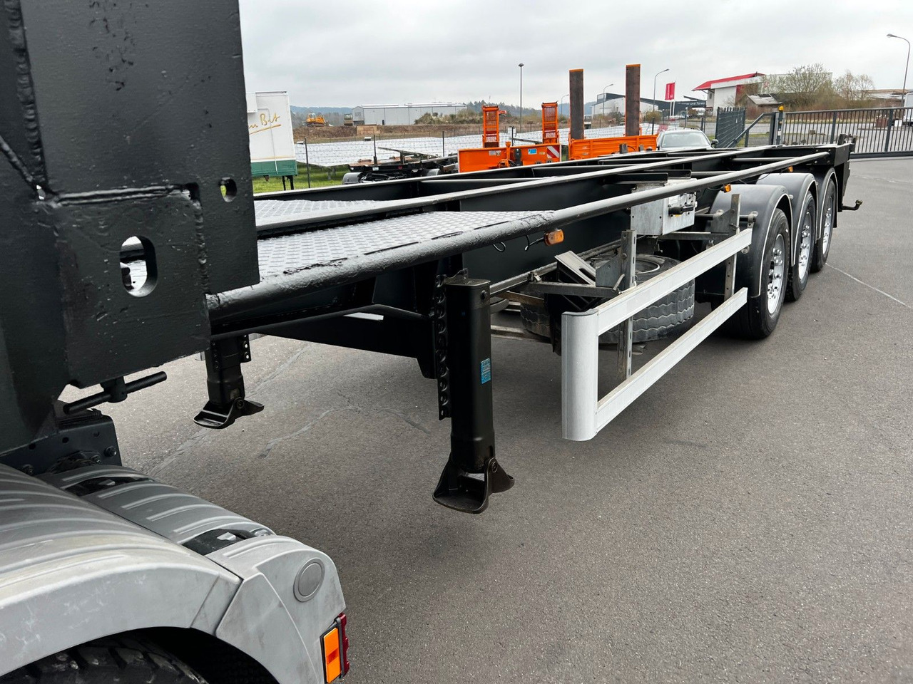 H&W 3- Achs Auflieger für Presscontainer H&W 3- Achs Auflieger für Presscontainer - Транспортер на контејнер/ Полуприколка со променливо тело: слика 4 H&W 3- Achs Auflieger für Presscontainer H&W 3- Achs Auflieger für Presscontainer - Транспортер на контејнер/ Полуприколка со променливо тело: слика 4