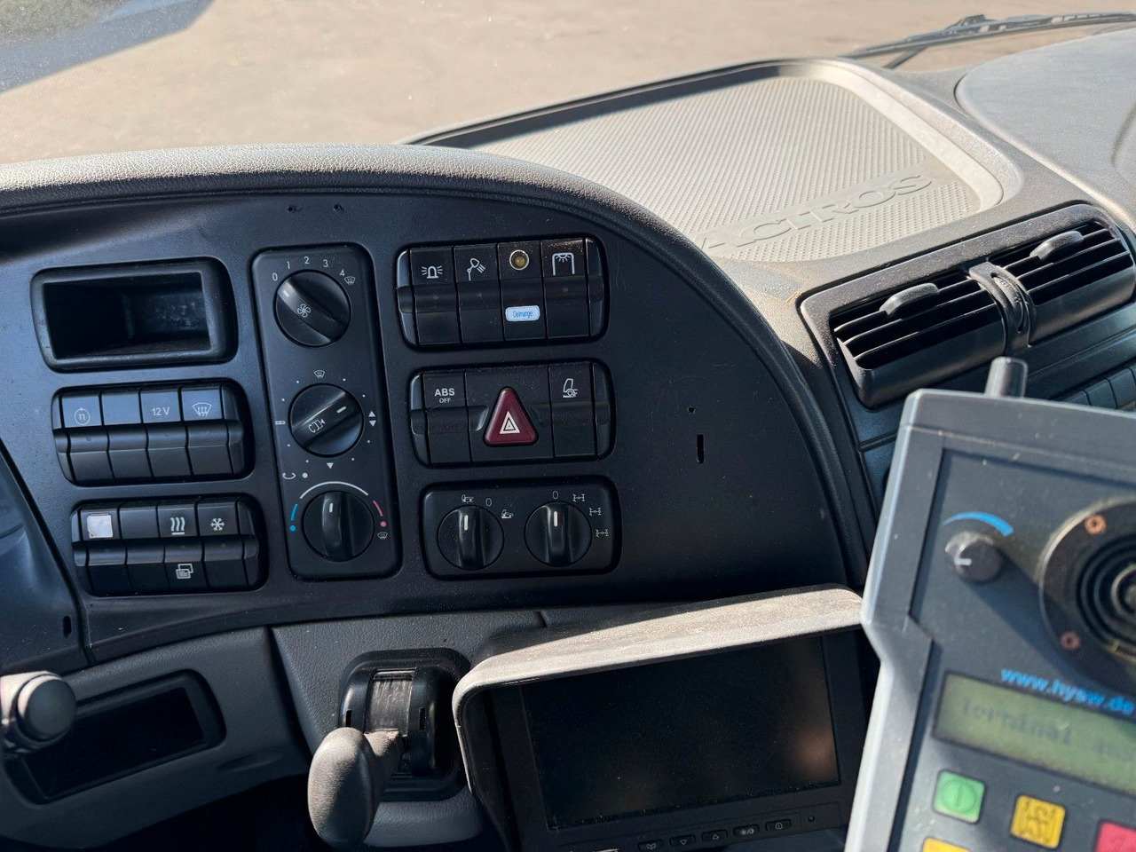 Mercedes-Benz Actros 3341 6x6 Kipperfahrgestell mit Zylinder - Камион со кабинска шасија: слика 4 Mercedes-Benz Actros 3341 6x6 Kipperfahrgestell mit Zylinder - Камион со кабинска шасија: слика 4