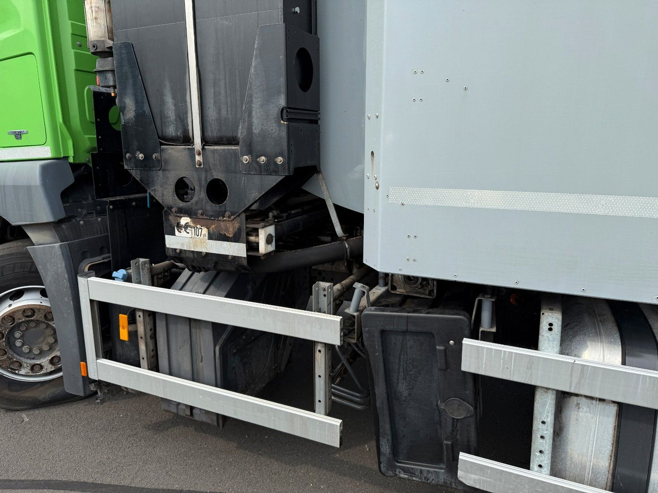 Камион за ѓубре Mercedes-Benz Antos 2533 Seitenlader Zoeller SLF XL: слика 13 Камион за ѓубре Mercedes-Benz Antos 2533 Seitenlader Zoeller SLF XL: слика 13