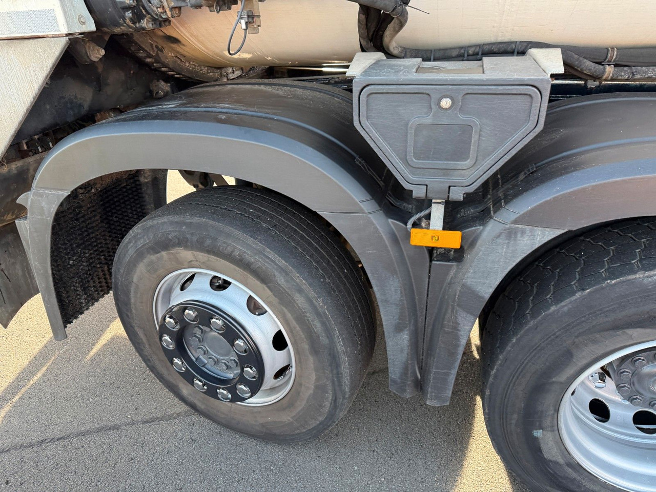 Mercedes-Benz Arocs 3236 8x2 Faun Rotopress 525 C Delta Lift - Камион за ѓубре: слика 4 Mercedes-Benz Arocs 3236 8x2 Faun Rotopress 525 C Delta Lift - Камион за ѓубре: слика 4