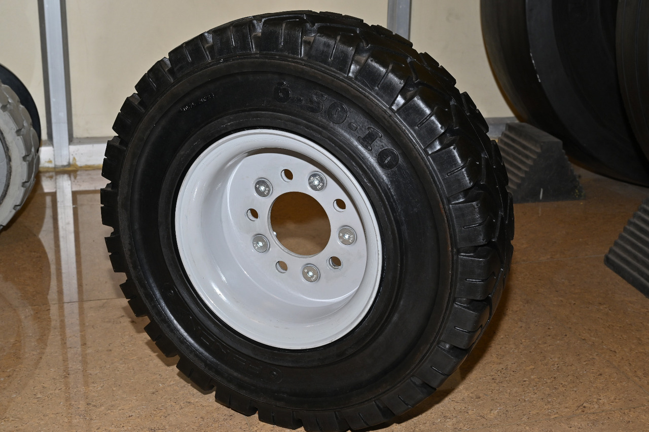 EuroSolid 7.00-12 - Комплетно тркало за Трактор за багаж: слика 1 EuroSolid 7.00-12 - Комплетно тркало за Трактор за багаж: слика 1